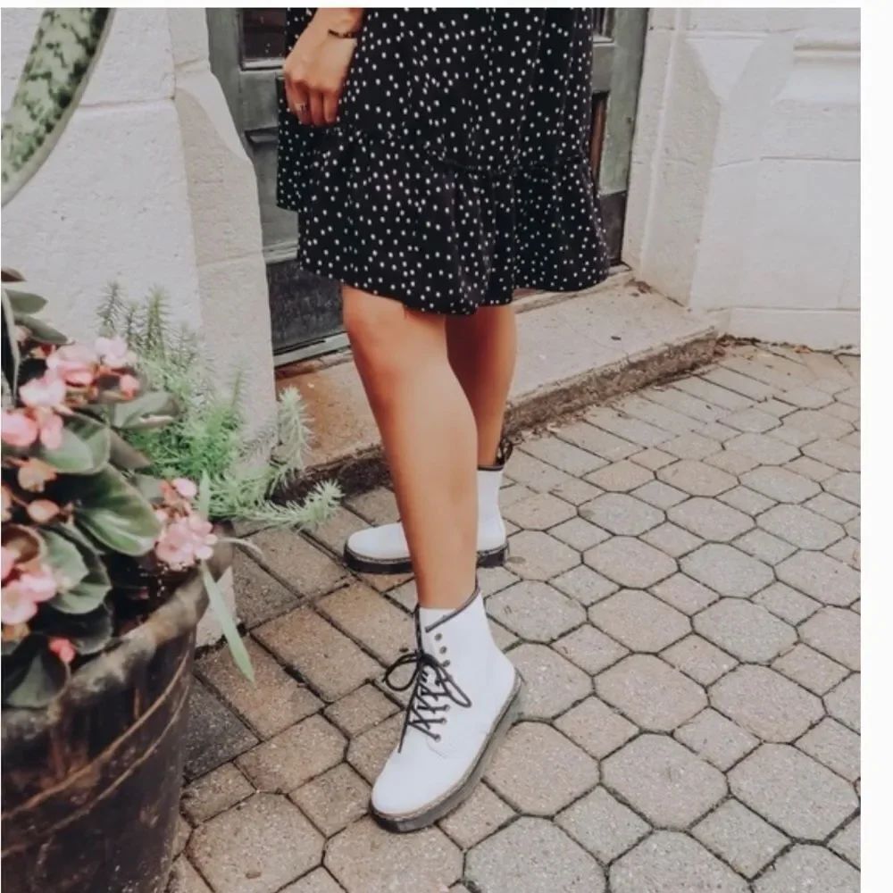 NEW Dr. Martens Zavala 1460 white leather 8 eyelet lace up combat boots 6
